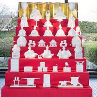 世界最大の「磁器製座り白磁びな七段飾り」と「ひなまつりぬりえ」展示