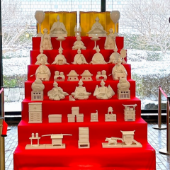 世界最大の「磁器製座り白磁びな七段飾り」と「ひなまつりぬりえ」展示