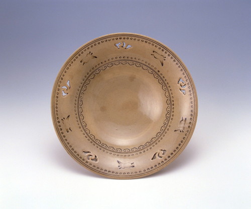 Large dish with inlaid cloud and crane design, <i>Kenjo-garatsu</i> style