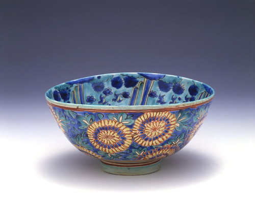 Bowl with dragon and chrysanthemum design in overglaze polychrome enamels