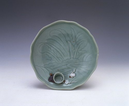Tripod dish with incised plantain design in celadon glaze