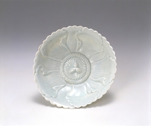 White porcelain peony-shaped dish