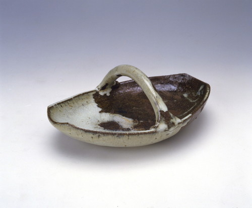 Handled boat-shaped dish in straw ash glaze and brown glaze