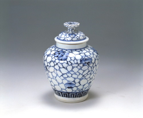 Jar with plum blossoms and cracked-ice pattern design in underglaze cobalt blue