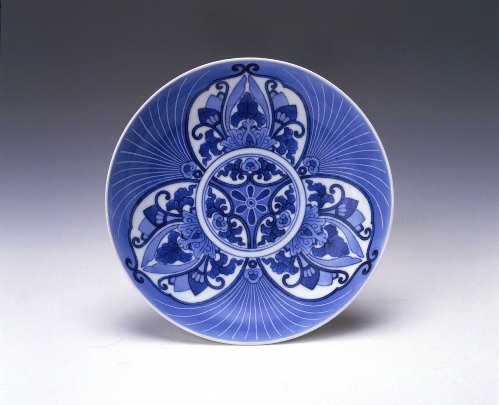 Dish with ginkgo-leaf and stylized flower design in underglaze cobalt blue
