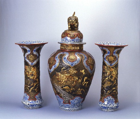 Large lidded jar and open-mouthed vases with Chinese lion and peony design in underglaze cobalt blue and lacquer decoration
