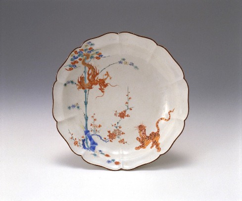Lobed dish with dragon and tiger design in overglaze polychrome enamels, Kakiemon style