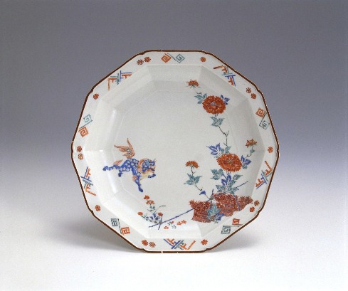 Decagonal dish with Chinese lion and peony design in overglaze polychrome enamels, Kakiemon style
