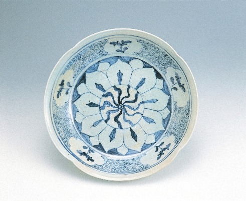 Large lobed dish with lotus, flower, and spiral design in underglaze cobalt blue