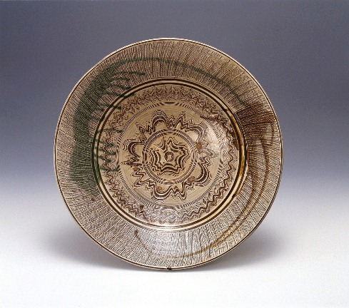 Large dish with brush marks and combed pattern design, <i>Nisaide</i> type