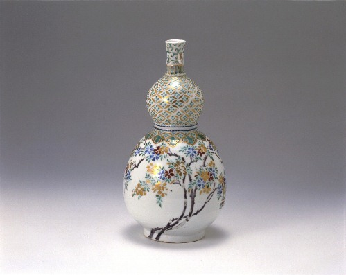Gourd-shaped bottle with cherry blossoms design in overglaze polychrome enamels (<i>Ninseide</i> type)