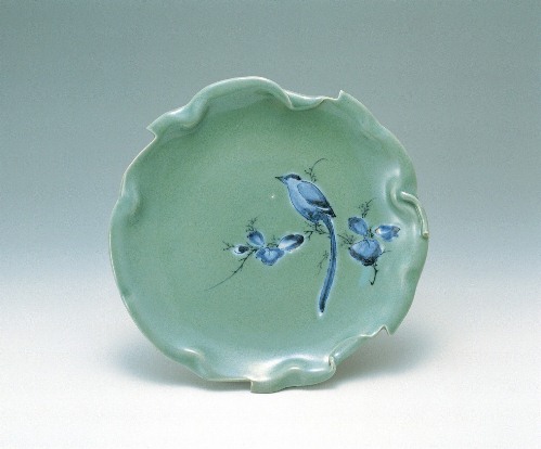 Large leaf-shaped tripod dish with bird design in underglaze cobalt blue and celadon glaze