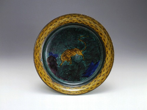 Large dish with tiger and bamboo design in overglaze polychrome enamels, <i>Aode</i> type