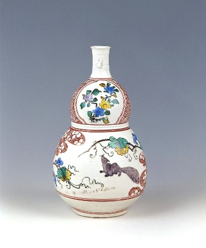 Gourd-shaped bottle with squirrel and grape design in overglaze polychrome enamels, <i>Wucai</i> type