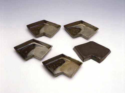 Folded letter-shaped <i>mukozuke</i> dish in brown glaze and straw-ash glaze