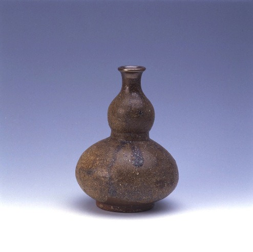 Gourd-shaped bottle in brown glaze