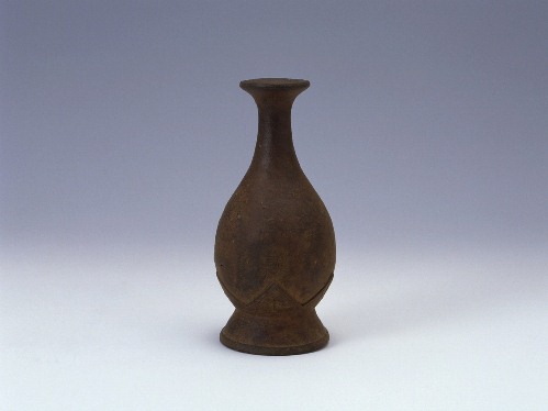 Non-glazed pedestalled bottle with design of lotus flower (<i>Binshi</i> ) 
