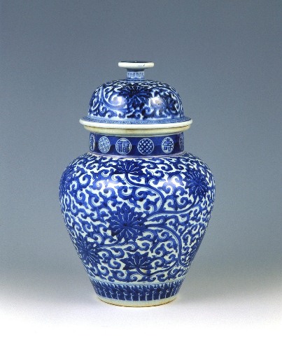 Lidded jar with scrolling vine design in underglaze cobalt blue
