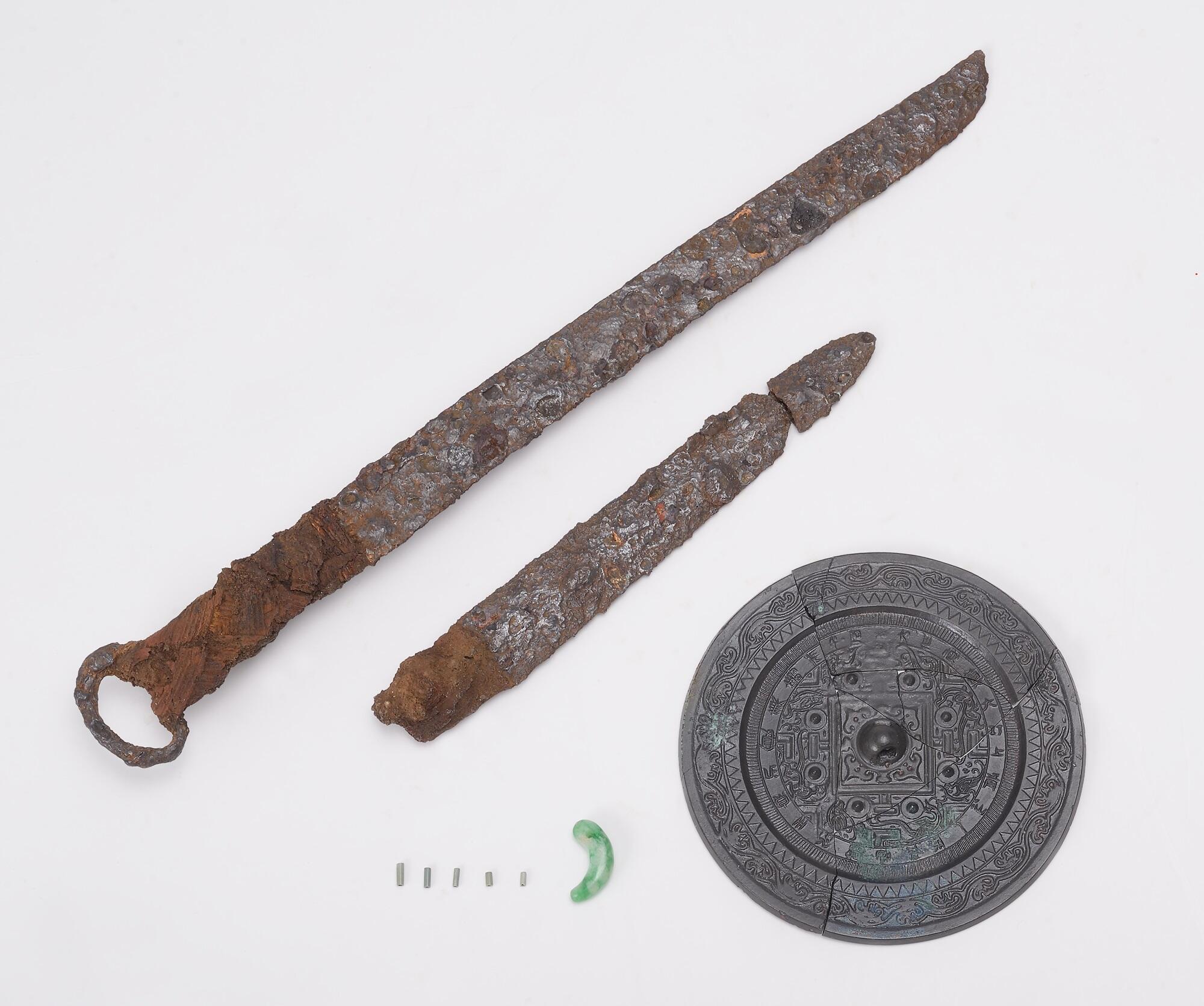 65 SP3214土坑墓の副葬品(佐賀市提供).jpg