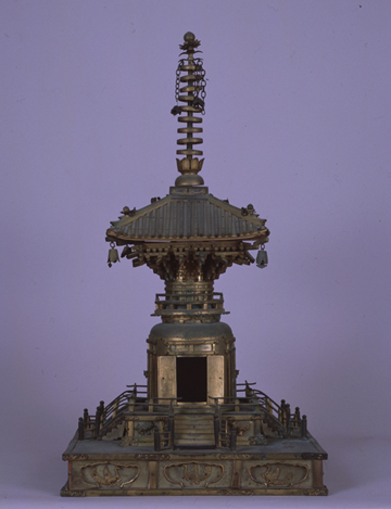 金銅宝塔(実相院所蔵/重要文化財)