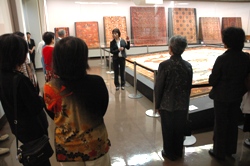 「中国故宮博物院の緞通と日本の緞通展」