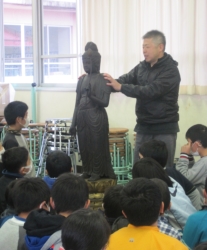 山内東小学校での様子・その3(仏像について解説を聞く)
